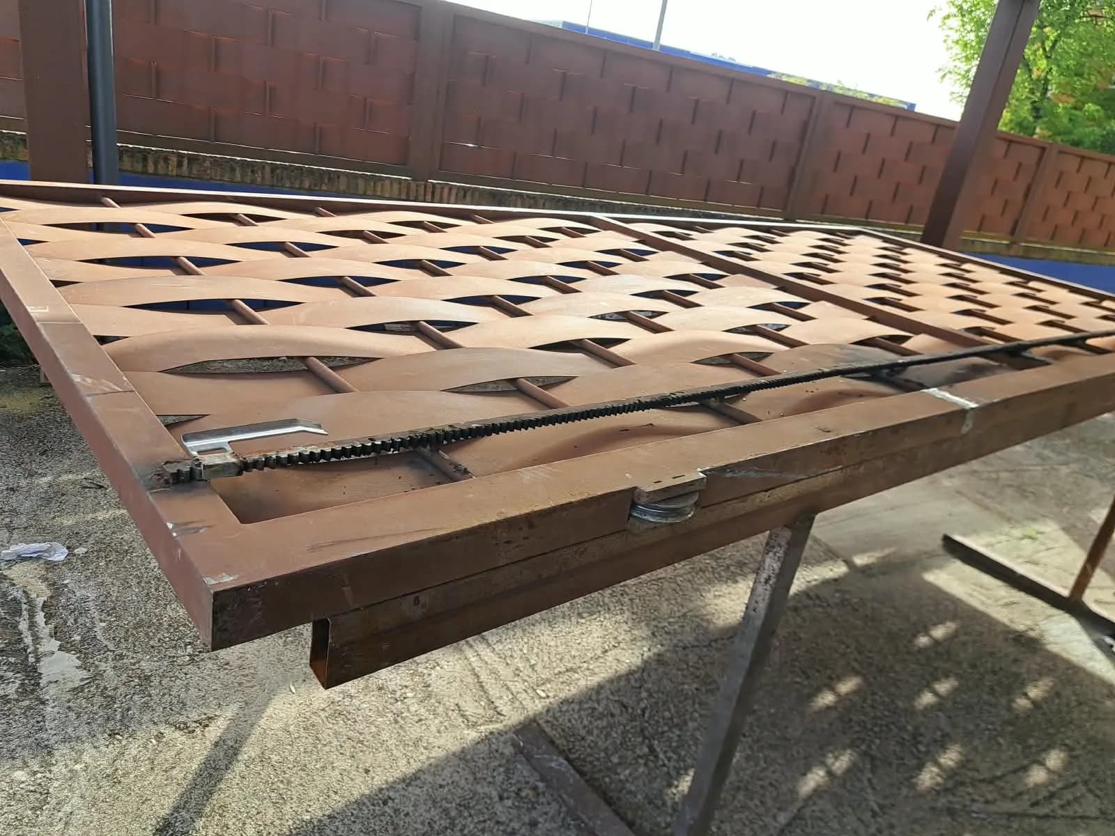 Mesa de chapa cortada